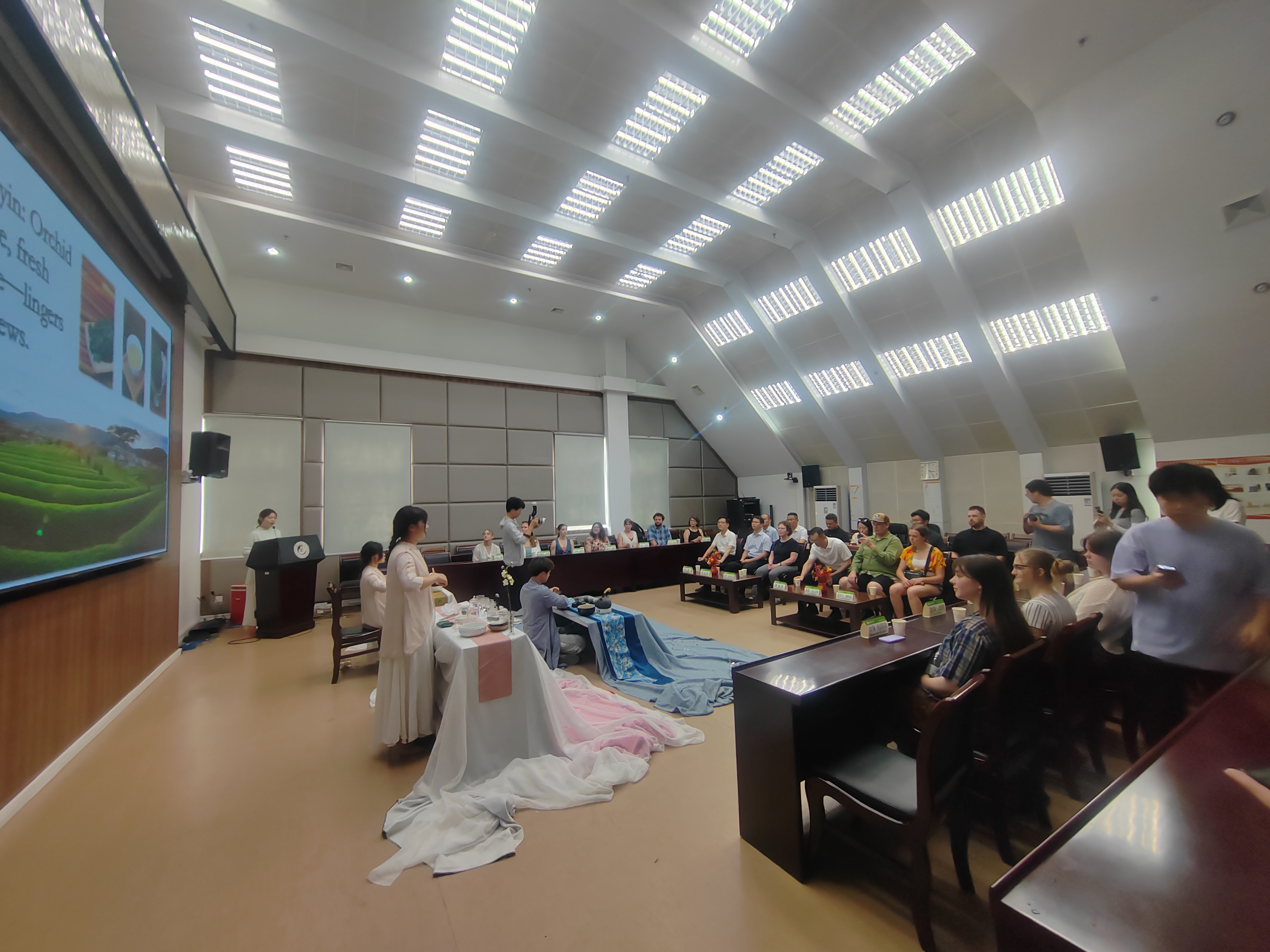 观摩茶艺表演.jpg